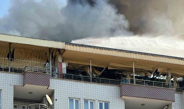 Batman'da 10 katlı binanın çatı katında çıkan yangın paniğe yol açtı