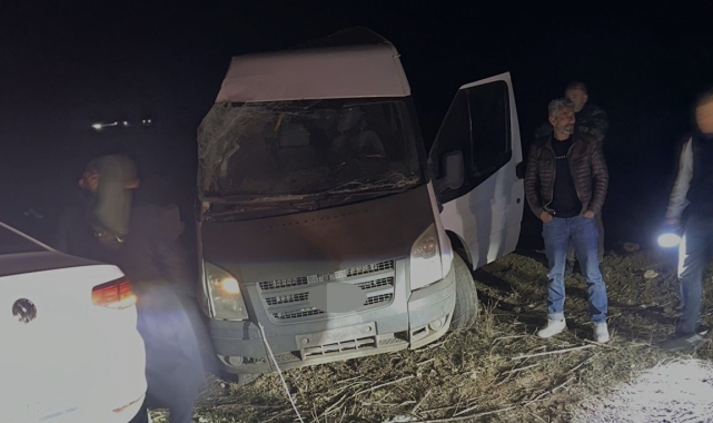 Batman&#039;da minibüs takla attı: 2 yaralı