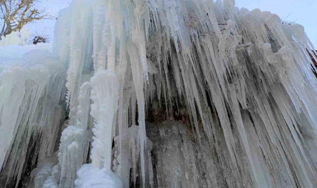 Batman'da şelale dondu, 30 metreyi bulan buz sarkıtları oluştu