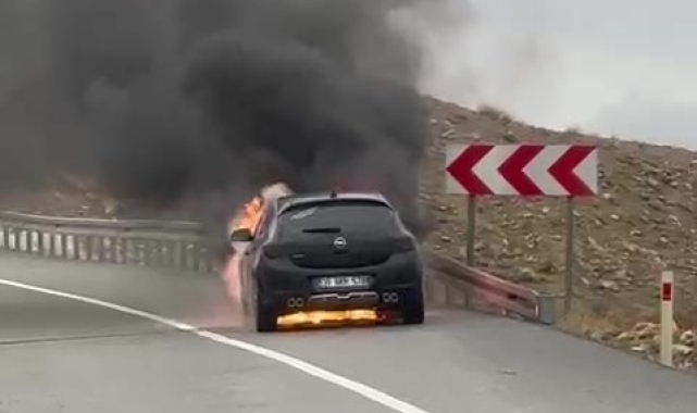Batman'da seyir halindeki otomobil alevlere teslim oldu