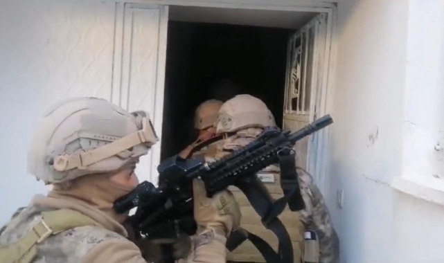 Batman'da yatakların içinden silah ve mühimmat ele geçirildi