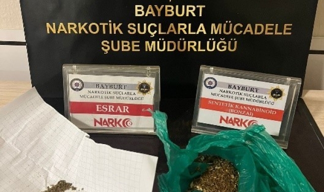 Bayburt'ta 2 şahsın üzerinden çıkan bir miktar uyuşturucu maddeye el konuldu