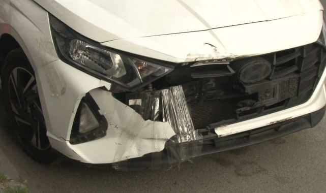 Bayrampaşa'da direksiyon hakimiyetini kaybeden sürücü, börekçi dükkanına daldı