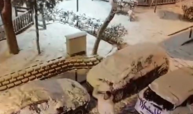 Bayrampaşa&#039;da polis ile vatandaşın kartopu eğlencesi kamerada