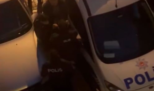 Bayrampaşa'da sahibinin ağızlıksız gezdirdiği pitbull cinsi köpek polise saldırdı