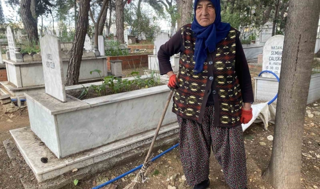 Belediyeden izin alıp 20 yıldır her gün mezarlığa gelerek temizlik yapıyor