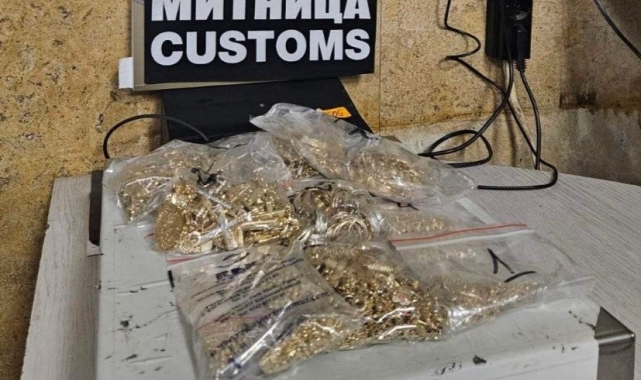 Beline yaptığı özel kuşak ile kaçak altınları götürecekti