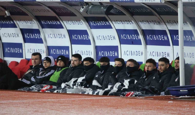 Beşiktaşlı oyuncular battaniyeye sarıldı