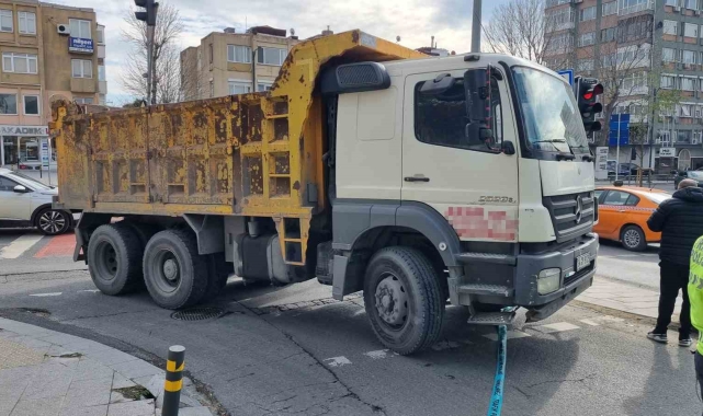 Beşiktaş'ta yolun karşısına geçmek isteyen kadın hafriyat kamyonunun altında kaldı