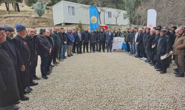 Besni'de çiftçilere 5 bin 500 adet fidan dağıtımı gerçekleştirildi