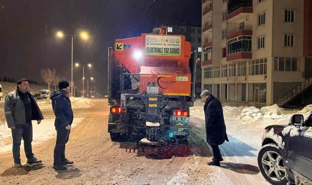 Besni'de kar temizleme ve tuzlama çalışmaları devam ediyor