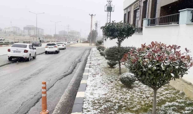 Besni'de kar yağışı başladı