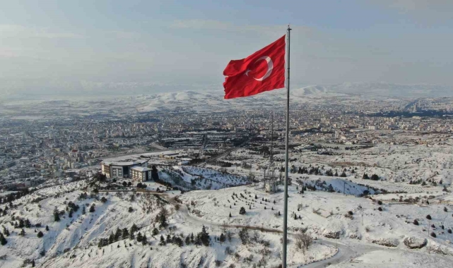 Beyaz gelinliğini giyen Elazığ'da dondurucu soğuklar başladı