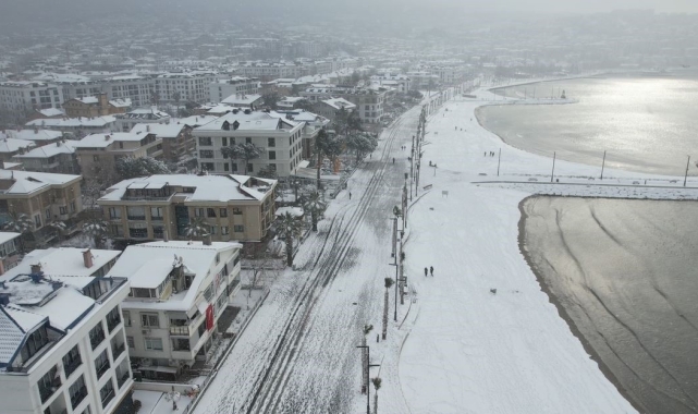 Beyaza bürünen Büyükçekmece&#039;de kartpostallık kar manzarası