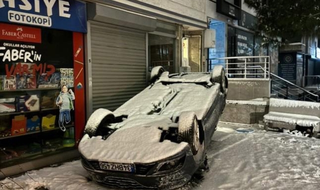Beylikdüzü'nde kar küreme kamyonunun çarptığı otomobil ters döndü