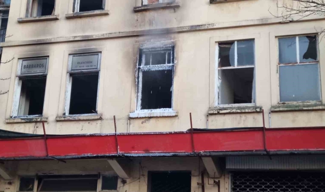 Beyoğlu&#039;nda korkutan yangın kamerada