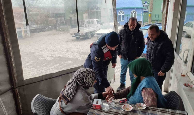 Bigadiç'te kaybolma riski taşıyan vatandaşlara akıllı saat dağıtımı yapıldı