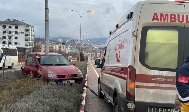 Bilecik'te kontrolden çıkan otomobil orta refüje çıkarak elektrik direğine çarptı