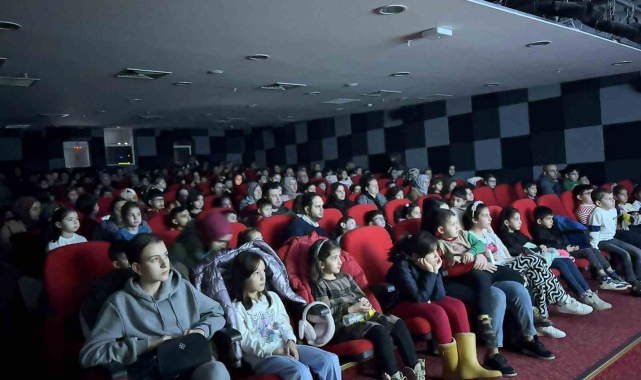 Bilecik'te tatilde çocuklar sinema keyfi yaşadılar