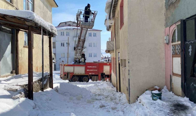 Bingöl&#039;de tehlike oluşturan buz sarkıtları itfaiye ekipleri tarafından temizlendi