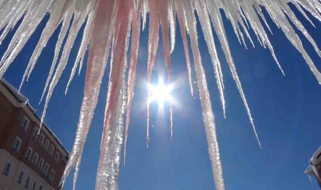 Bitlis&#039;te kar yağışı durdu, ortalık buz kesti