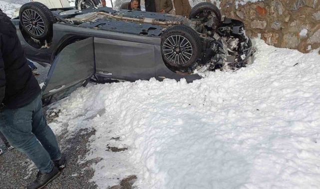 Bitlis'te otomobil takla attı: 2 yaralı