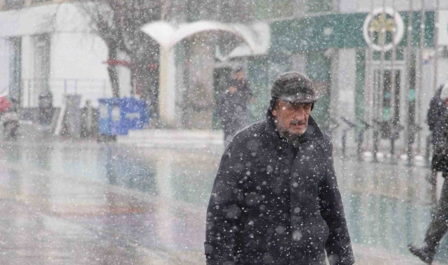 Bolu&#039;da kar yağışı aralıklarla etkili oluyor