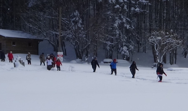 Bolu'da trekking ekibi 50 santimlik karda 12 kilometre yürüdü