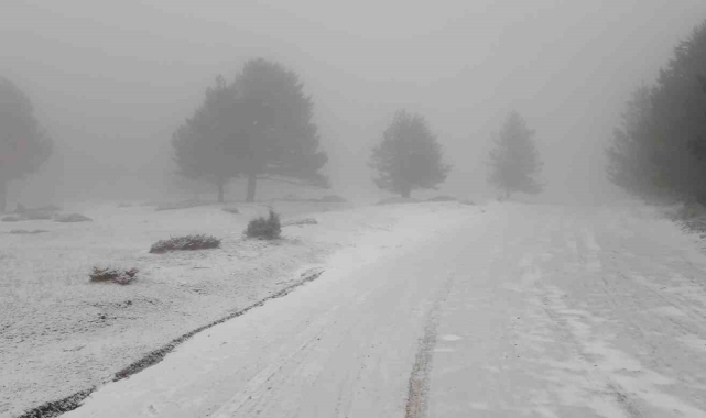 Bolu'nun yükseklerinde kar kalınlığı 5 santimetreye ulaştı