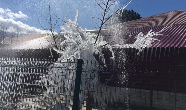 Borulardan fışkıran sular buz tuttu, ortaya ilginç görüntüler çıktı
