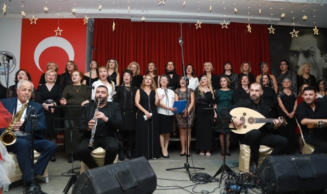 Burhaniye Belediyesi Kadın Korosu ilk sahnesini aldı