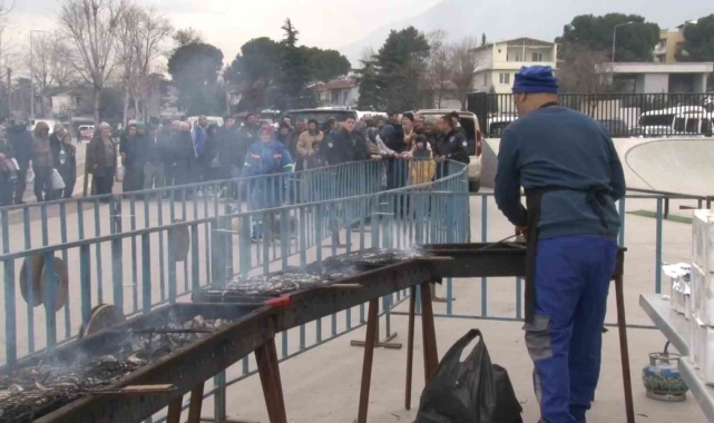 Bursa'da ücretsiz balık ekmek izdihamı