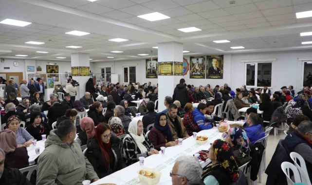 Büyükçekmece Belediye Başkanı Akgün, vatandaşlarla Hızır Lokması'nı paylaştı