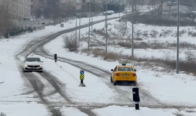 Büyükçekmece&#039;de buzlanan yolda sürücüler zor anlar yaşadı