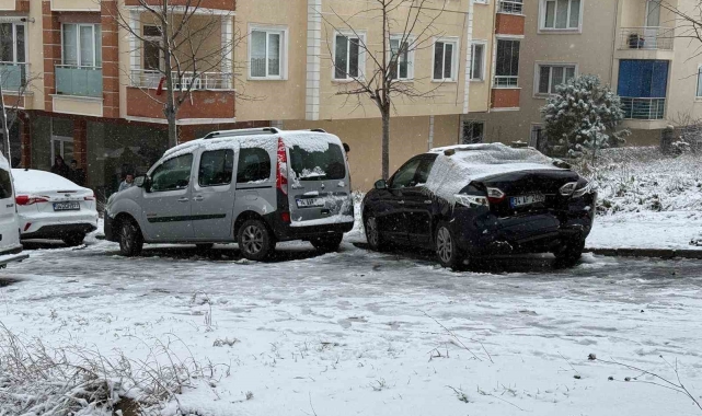 Büyükçekmece'de sürücülerin karlı yolda imtihanı kamerada