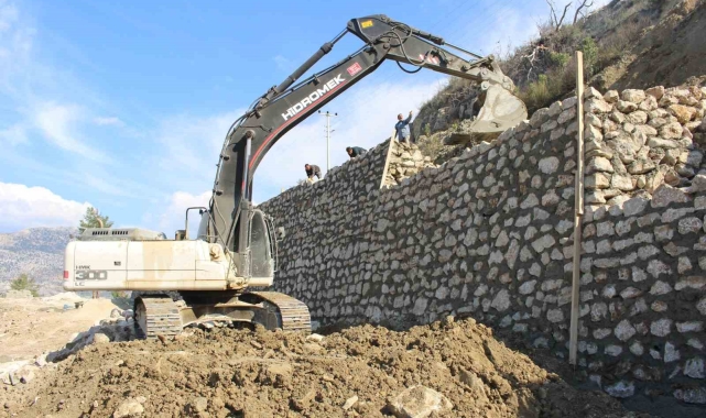 Büyükşehir heyelan yaşanan yollarda duvar örüyor