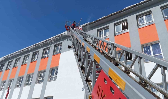 Çatılarda tehlike saçan buz sarkıtları temizlendi