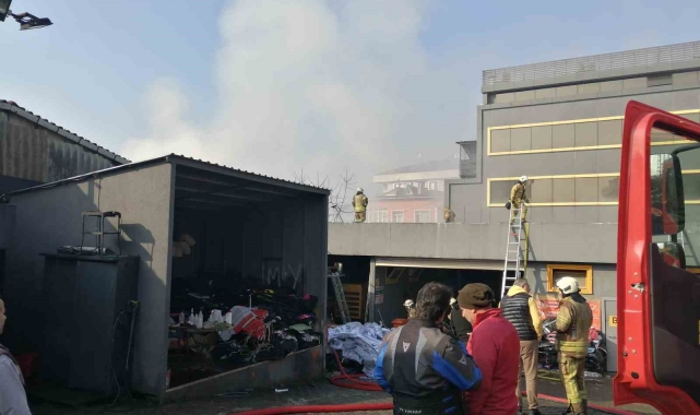 Çekmeköy'de lastik deposunda çıkan yangın kontrol altına alındı