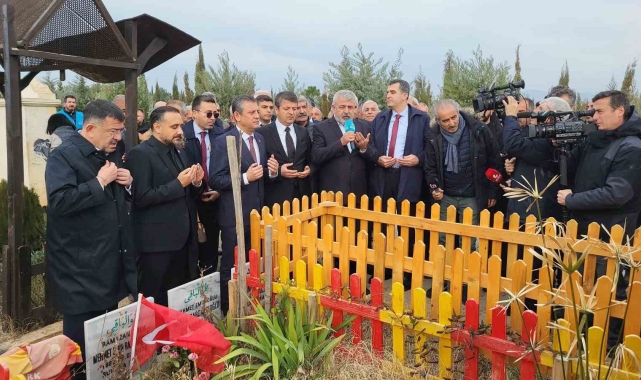 CHP Genel Başkanı Özel, Adıyaman'da deprem şehitliğine karanfil bıraktı