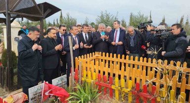 CHP Genel Başkanı Özel, Adıyaman'da deprem şehitliğine karanfil bıraktı