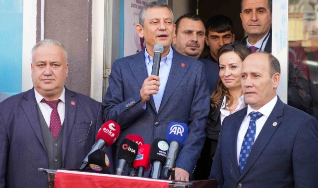 CHP Genel Başkanı Özel, Manisa'da ilçe belediyelerini ziyaret etti