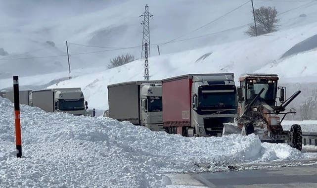 Çığ düşen Yüksekova-Esendere kara yolu yeniden ulaşıma açıldı