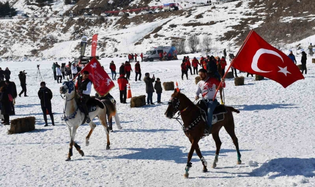 Çıldır Gölü "Altın At Kristal Buz Festivali" ile şenlendi