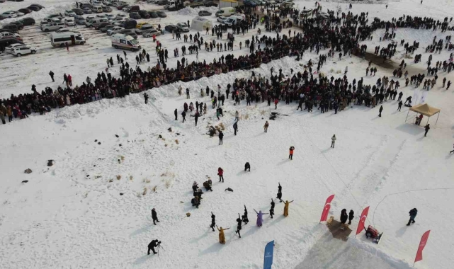 Çıldır Gölü Buz Şenliği'ne yoğun ilgi