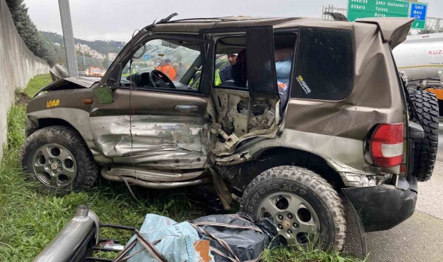 Cip bariyere çarparak duvara tosladı: 2 yaralı