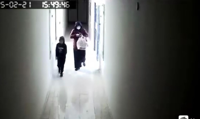 Çocukla hırsızlığa çıkan kadın güvenlik kamerasına yansıdı