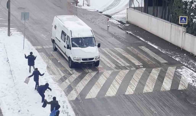 Çocuklar araçlara kar topu attı, yetişkinler böyle karşılık verdi
