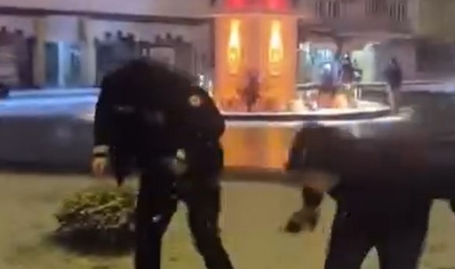 Çocuklar, devriye gezen polis ekiplerini kartopu yağmuruna tuttu
