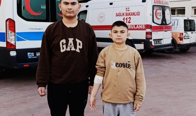 Çocuklarını ölümden saniyelerle kurtardı