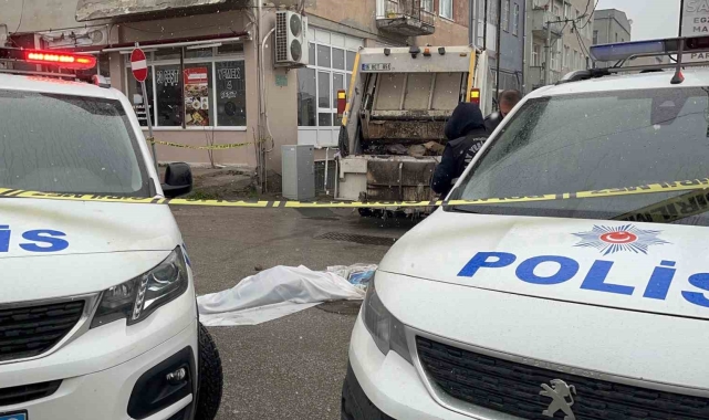 Çöp kamyonunun altında kalan yaşlı kadın hayatını kaybetti